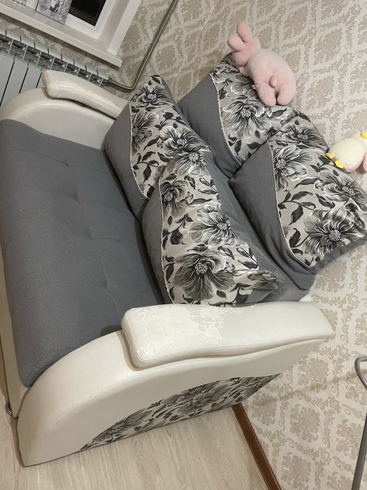 Продаю срочно маленький диванчик