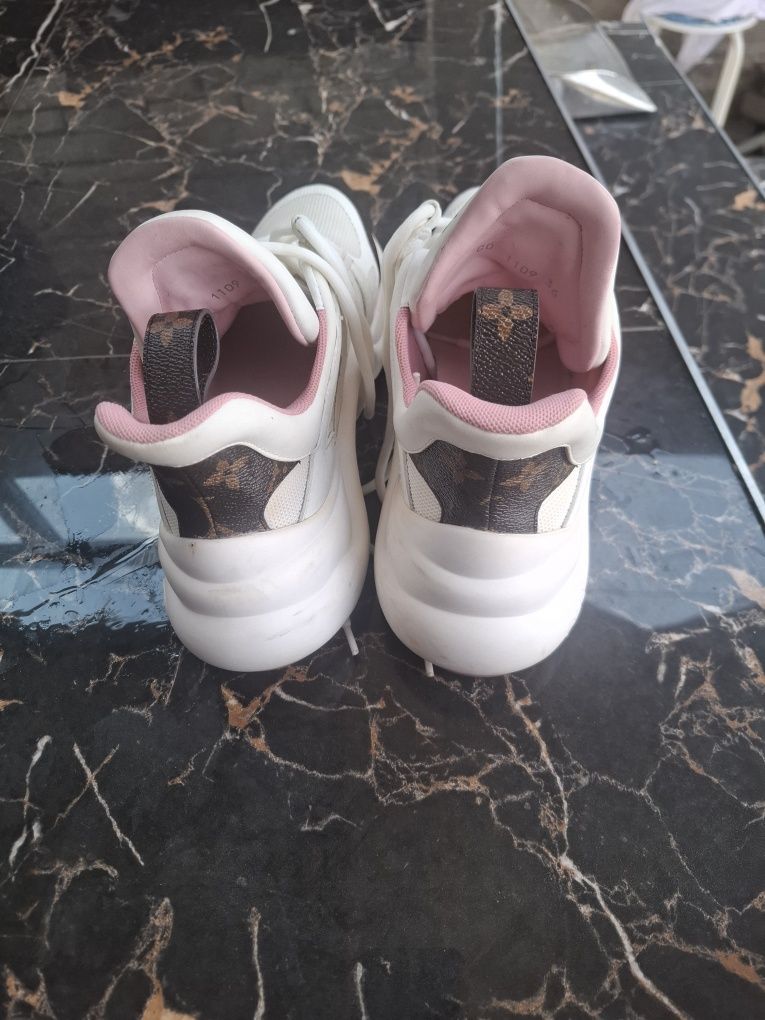 Adidasi originali Louis Vuitton dama nr 37
