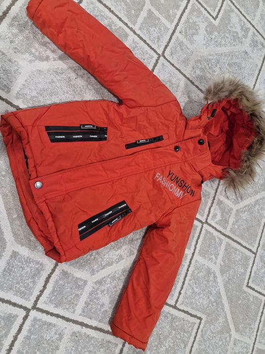 Детская зимняя куртка в отличном состоянии подойдёт от 2.5 до 5 лет.