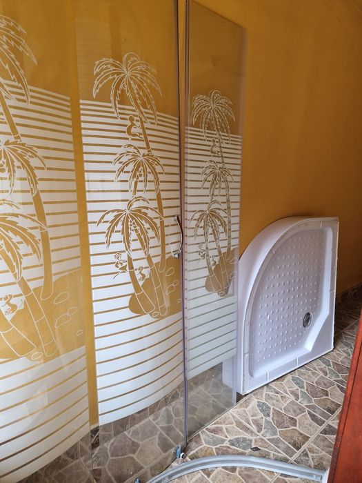 Cabina de dus cu cadita