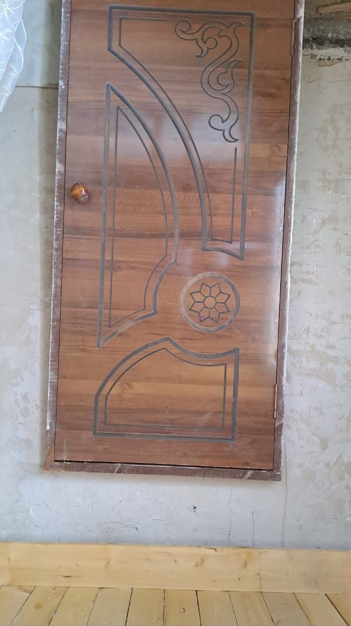 Esikler bar 3 dana qapi