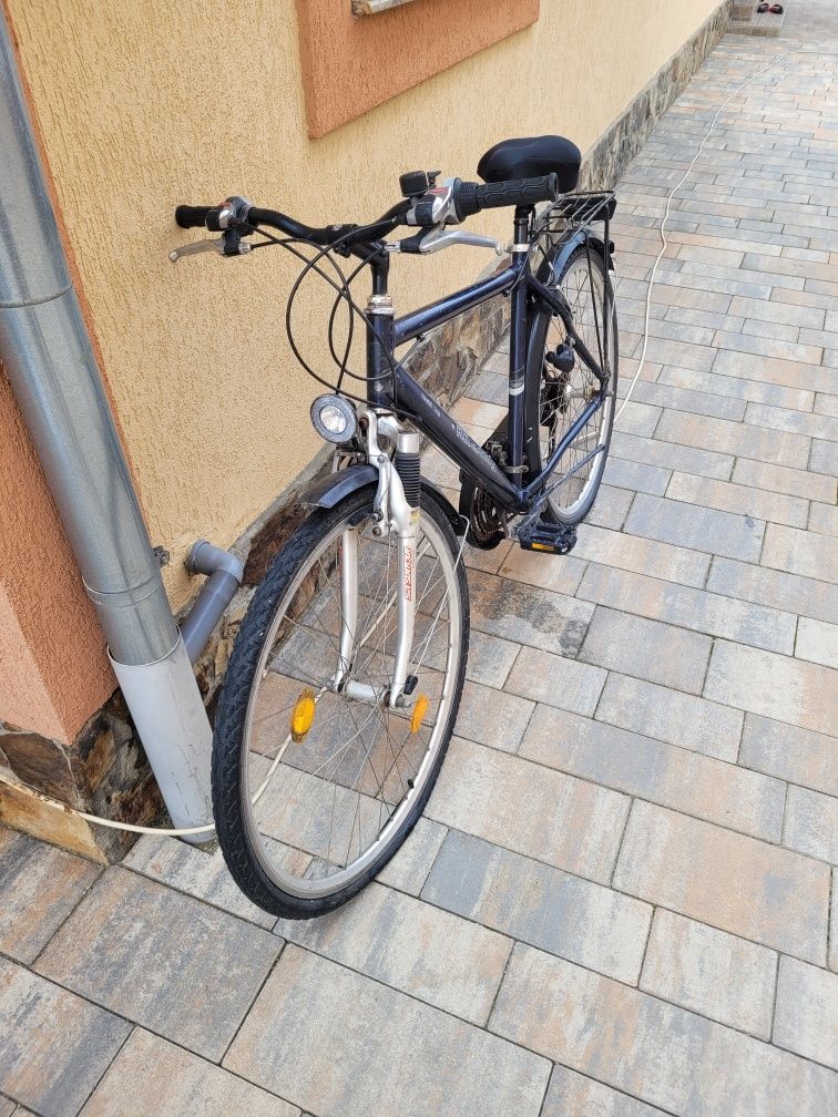 Bicicletă cu cadru din aluminiu