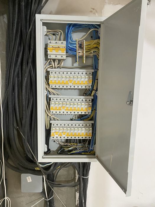 Услуги электрика,сантехника,муж на час.