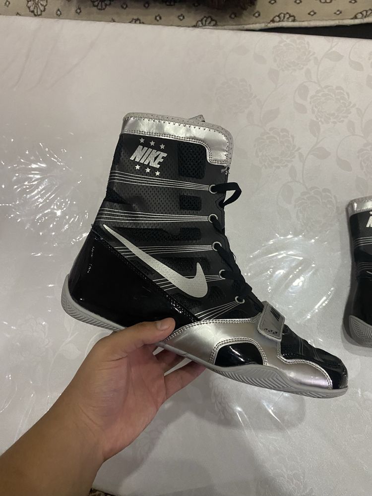 Боксерские обувь “Nike”