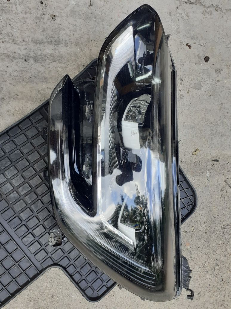 Продавам ляв фар led pure vision valeo  за меган megane 4