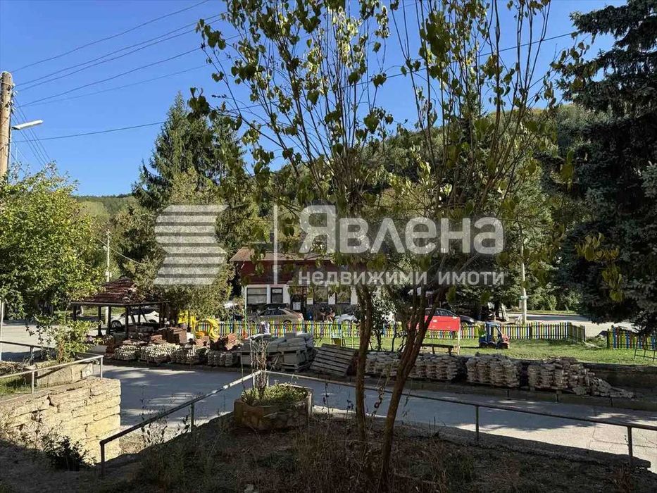 Продава бизнес имот с.Липница