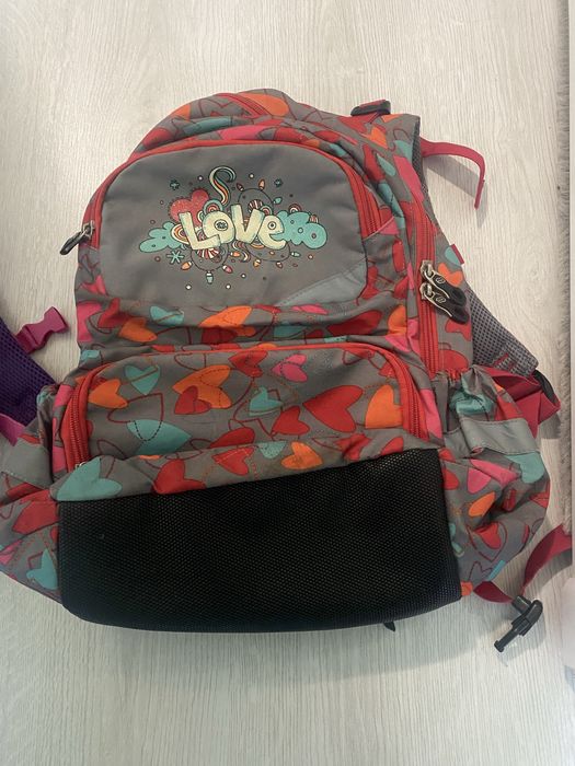 Раници вече не нужни. Ортопедични , с дребни забележки.