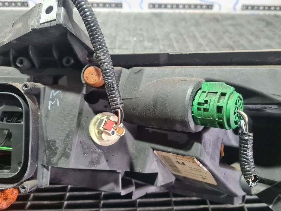 Far Dreapta Jeep Cherokee V 2013 - 2017 SUV 4 Usi (951) Fara xenon