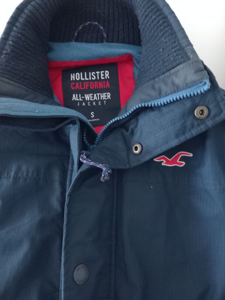 Vând haina toamna iarna Hollister, ,model deosebit,,în stare bună..