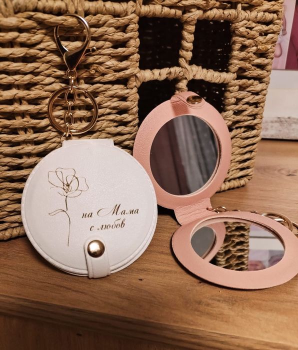 Гравирано джобно огледало 
Два модела.  Различни цветове. 
Въз