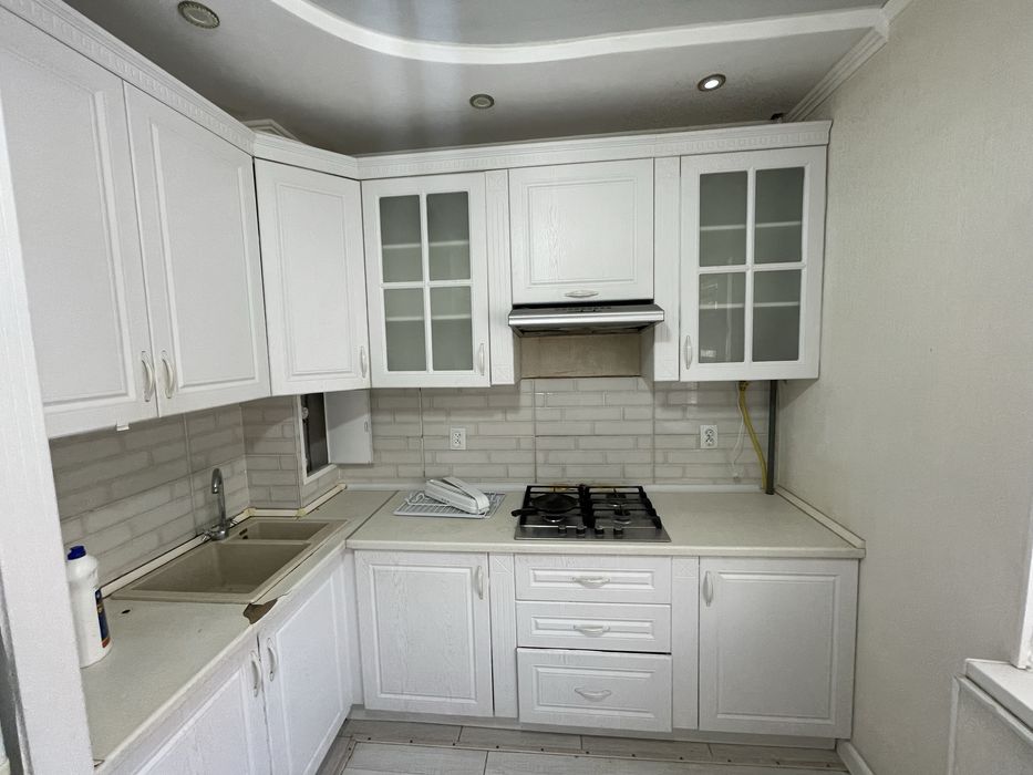 Добрый день. Продается кухонный гарнитур . Чисто белый.