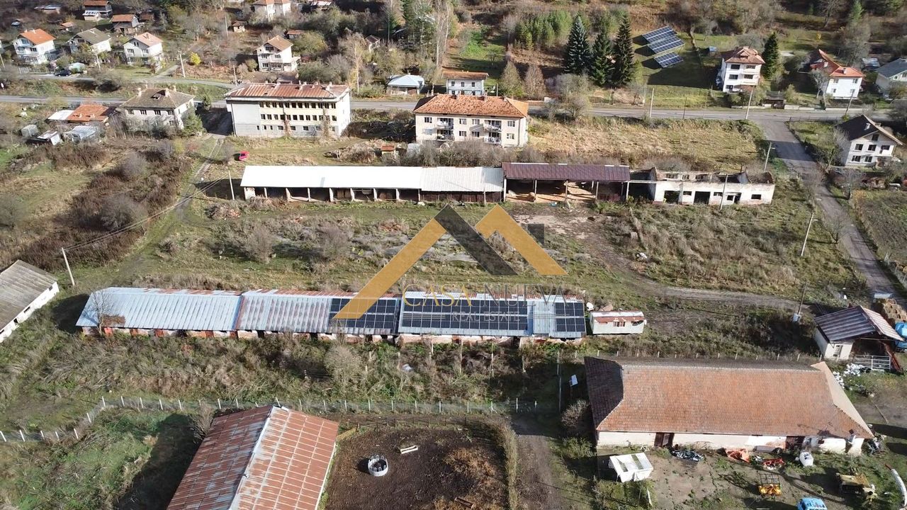 Продава се Промишлена сграда в с. Филиповци, Област Перник - 7671 кв.м за 20 €/кв.м - Снимка #1