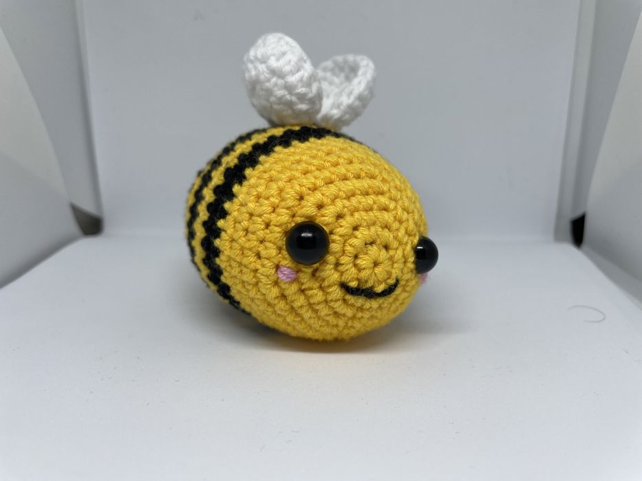 Ръчно изплетена плюшена играчка - пчела