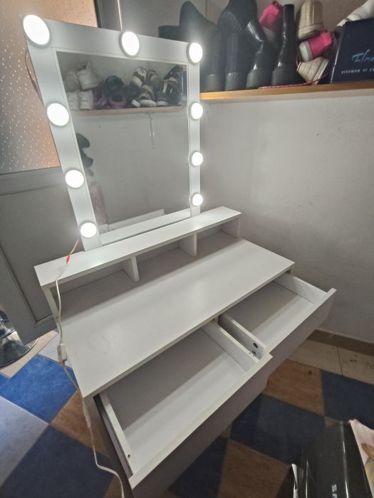 De vânzare masă de make-up