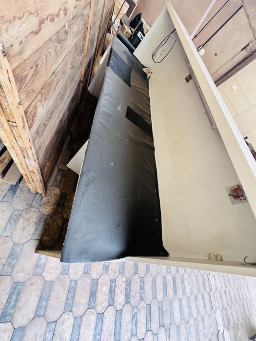 Bar stoyka sotiladi yonida stolchasi bilan