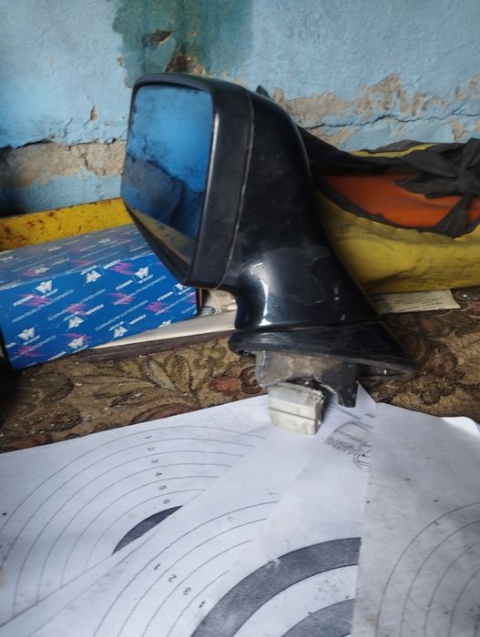 Продам левое зеркало на Ауди В4.