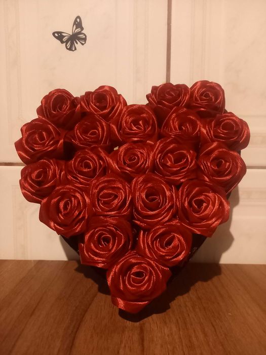 Flori, trandafiri artificiali din satin , ornamente florale