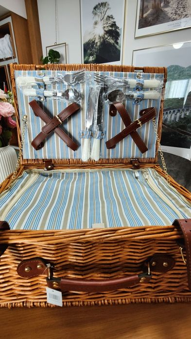 Cos de picnic termic echipat 4 persoane