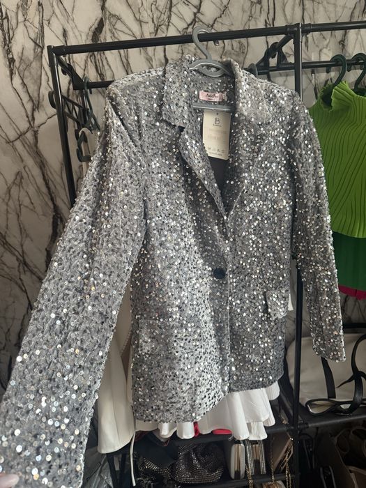 Блестящий серый пиджак