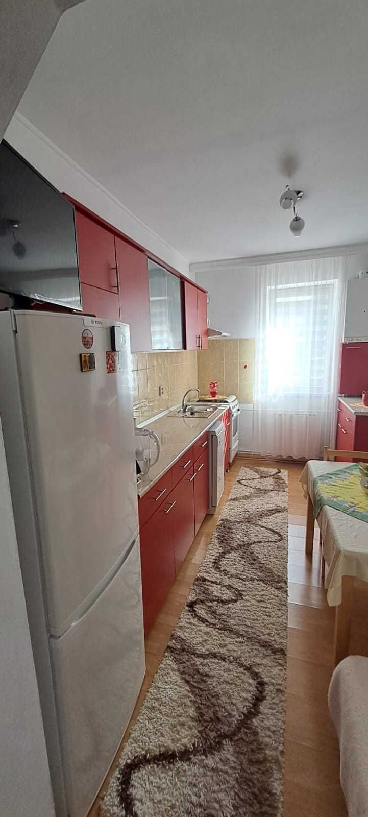 Vand apartament cu doua camere , zona linistita cu loc de parcare .
