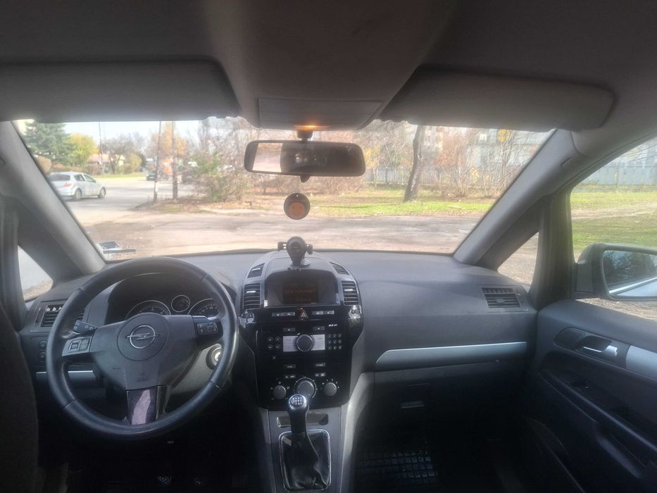 Продавам Опел Зафира 2010 година.