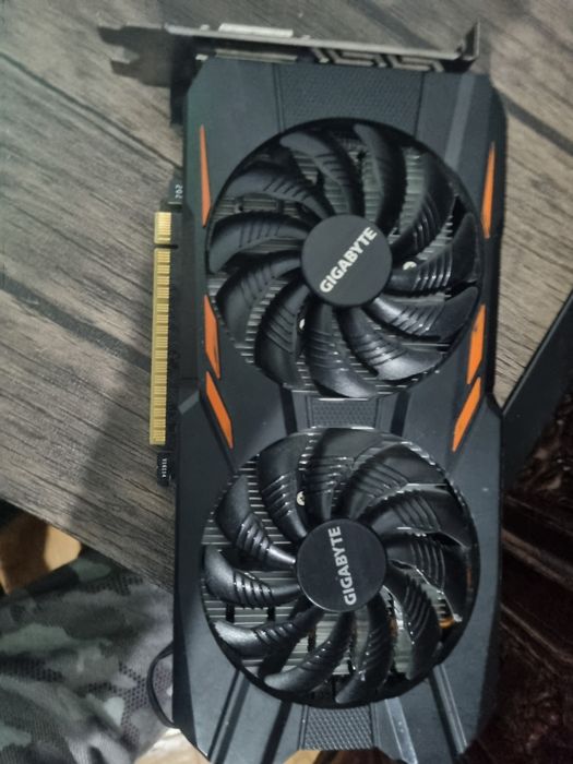 Vand placa video gtx 1050 varianta de 2 gb