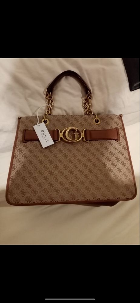 Нова чанта на марката Guess.
