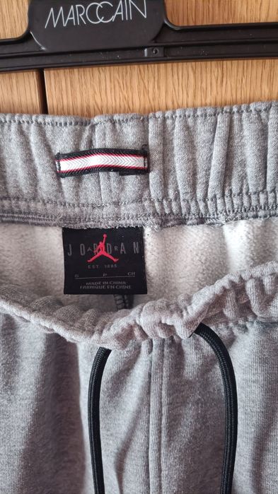 Vând pantaloni Jordan