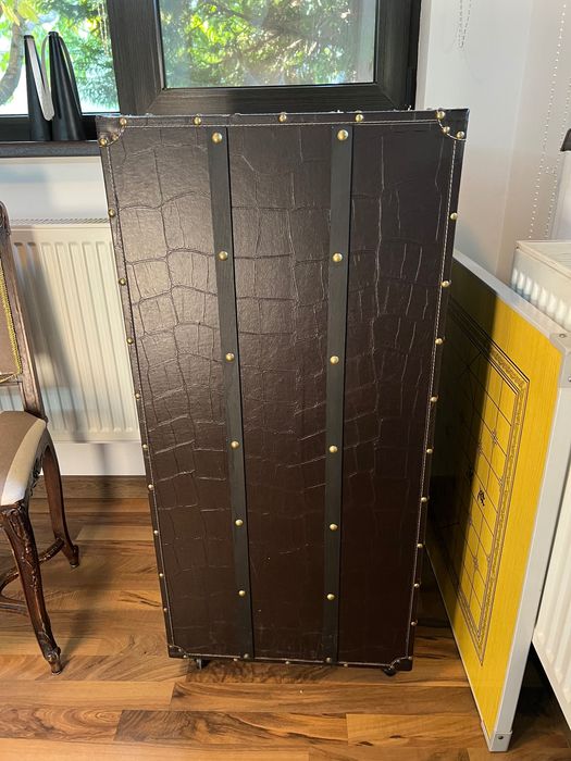 Cufăr bar / mini bar pe roți