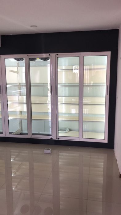 vitrina verticala bauturi