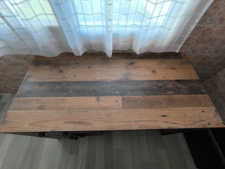 Бюро с едно чекмедже.