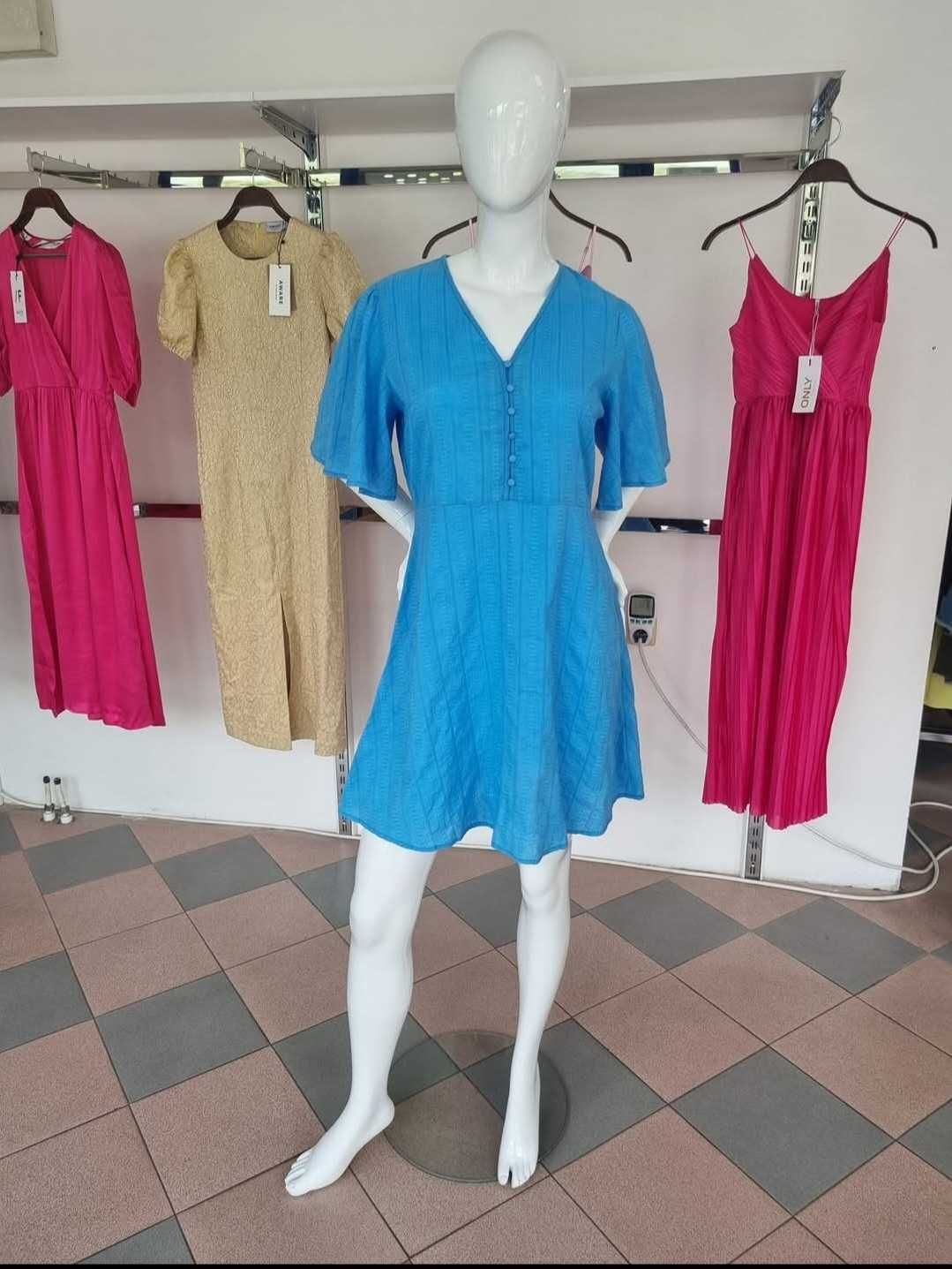 Дамси и мъжки манекени