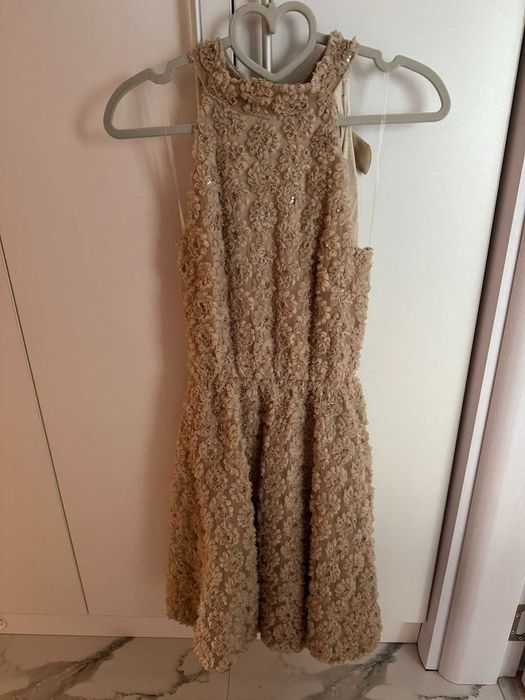 Рокля бежова плътна