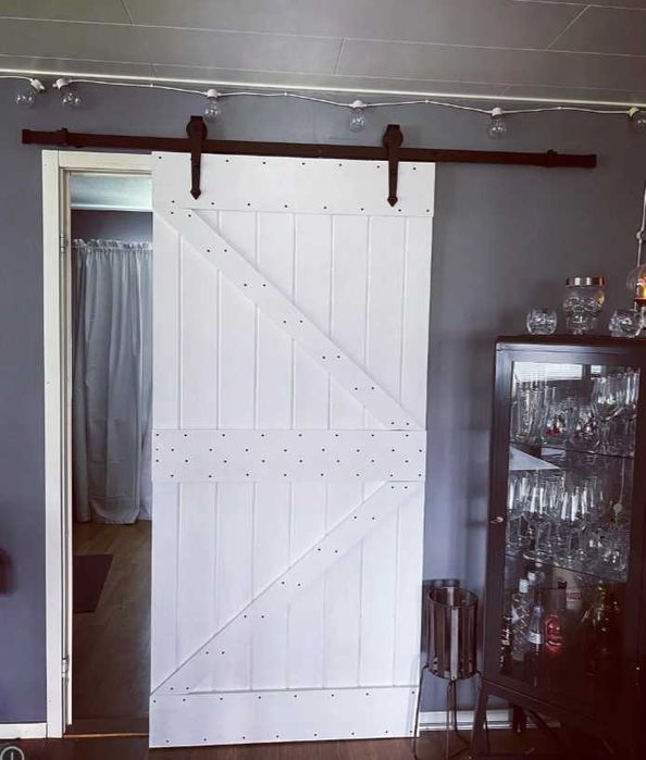 Плъзгаща врата от масивно борово дърво