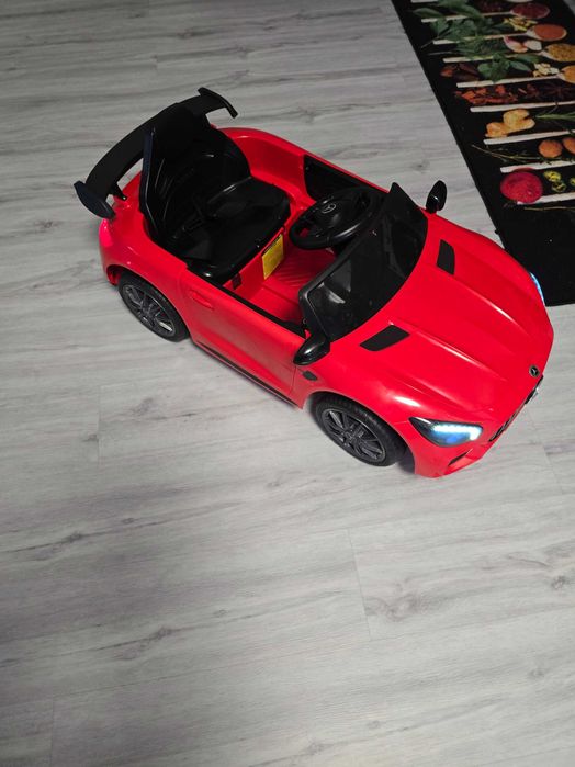 Електрически детски мерцедес, подходяща за деца над 2 години.