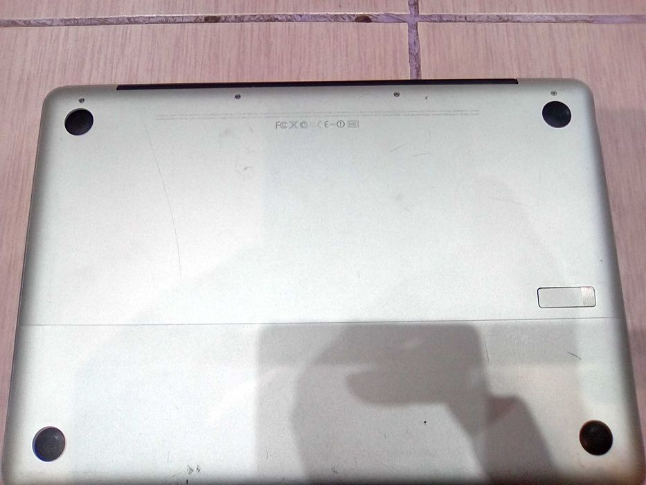 MacBook(13.3-inch)/Intel Core 2 Duo,2GHz/4gb RAM/500 GB HDD/El Capitan