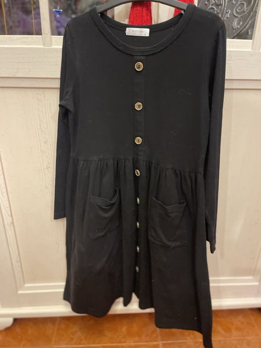 Платья в отличном состоянии . Одеты по одному или 2 раза