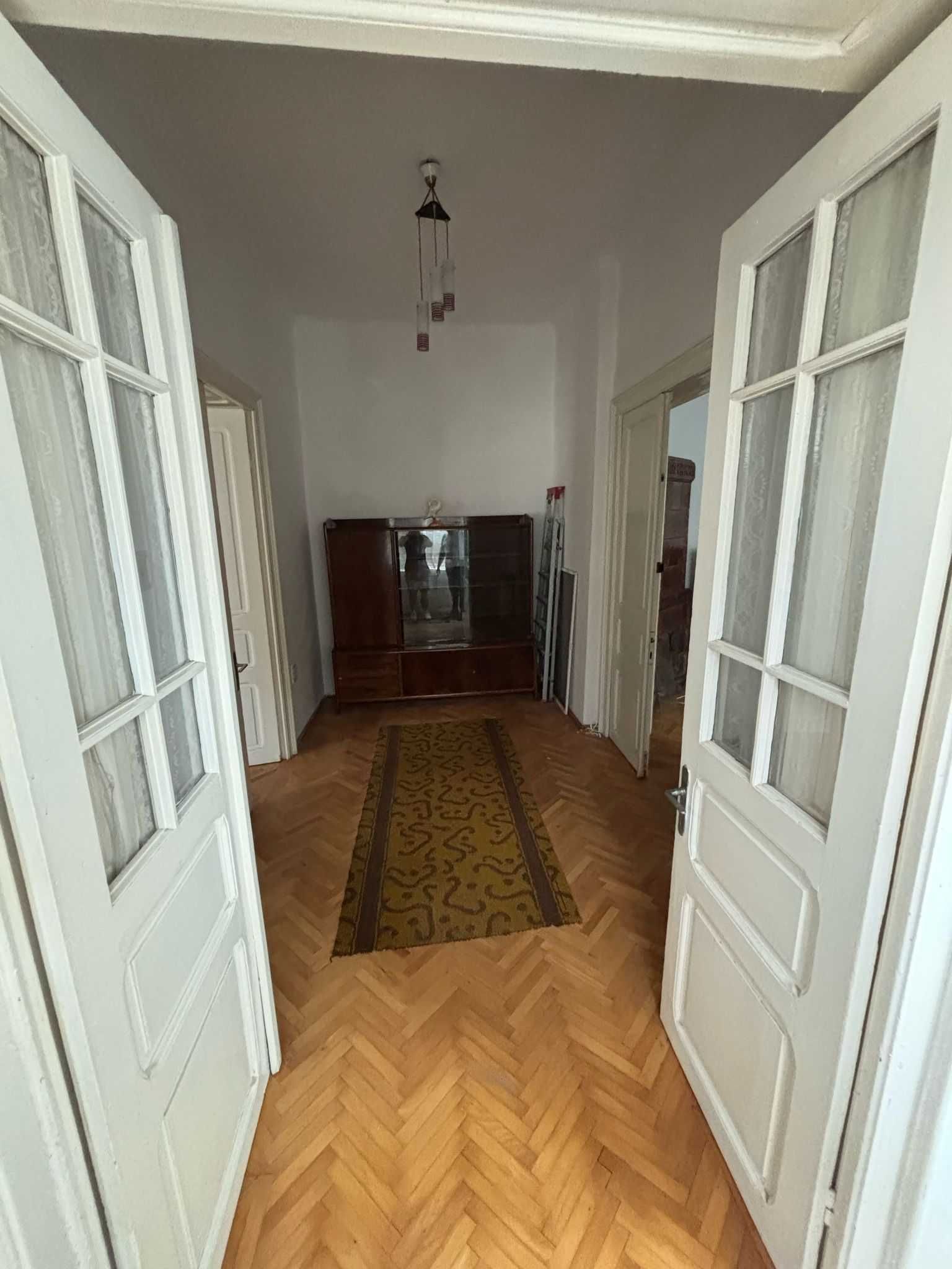 Proprietar vand apartament in vila si curte pe strada Clujului