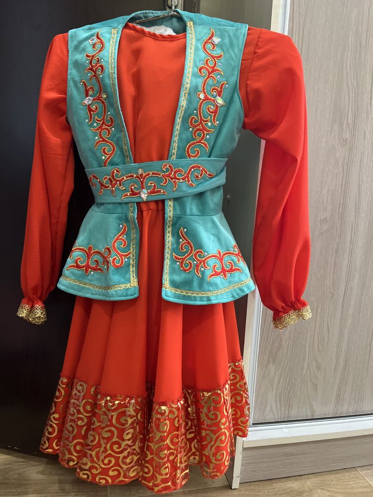 Продам казахское платье с шапкой на 10лет