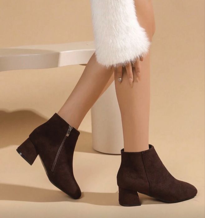 Дамски кафяви велурени боти с ток 38