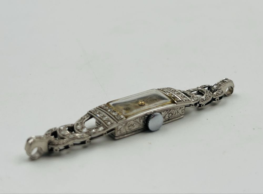 Платинен часовник с брилянти 0.60ct