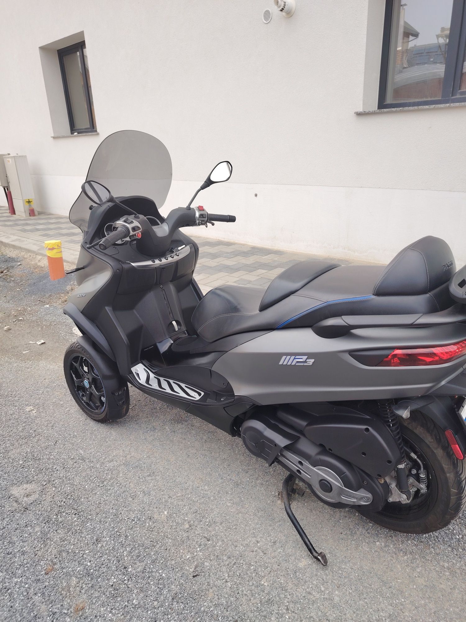 vând piaggio mp3 500