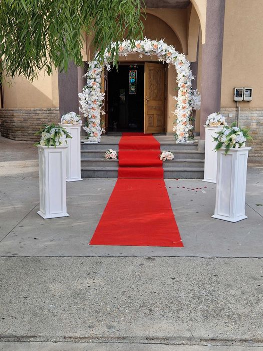 Arcada/coloane ,Aranjamente florale/covor rosu/ porumbei corturi,mese