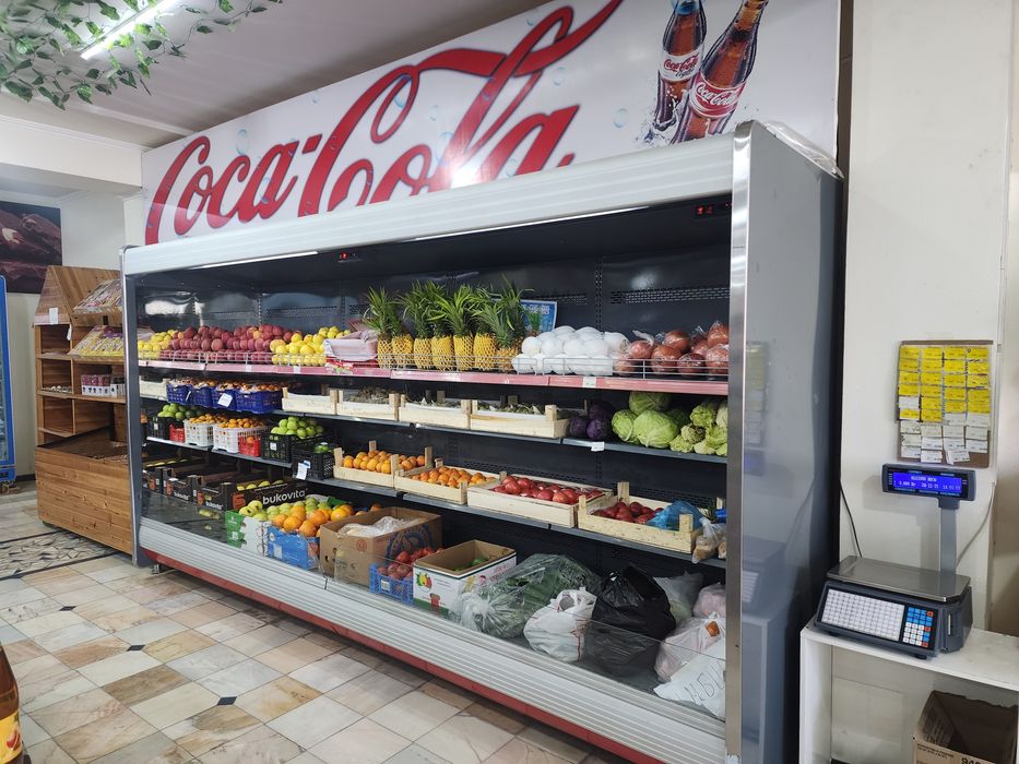 Magazin uchun vetrina polkalar xoladilnik