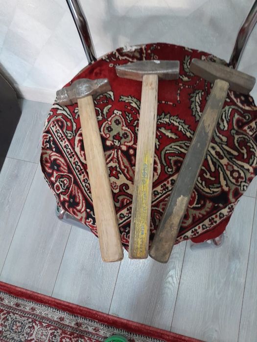 Продаются молоток 3шт каждая по 1000тнг. Район общество слепых