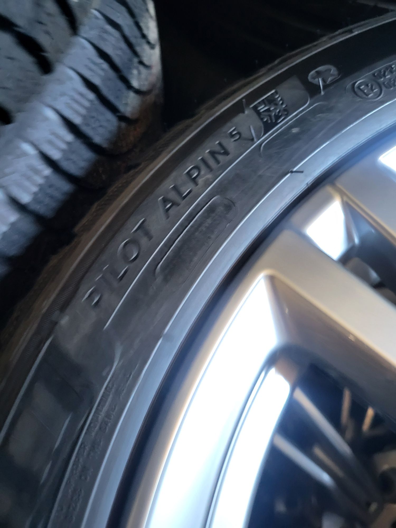 4 бр зимни 265/40/19 Michelin Alpin 5