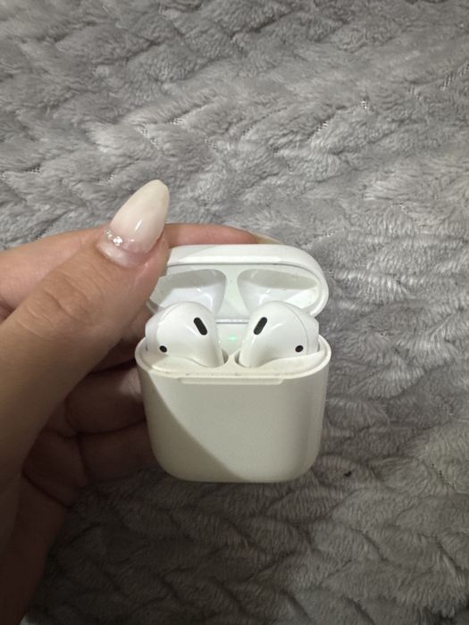 AirPods 2 в перфектно техническо състояние-ОРИГИНАЛНИ