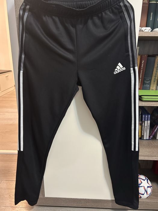 Trening Adidas copii 12-14 ani in stare foarte buna !