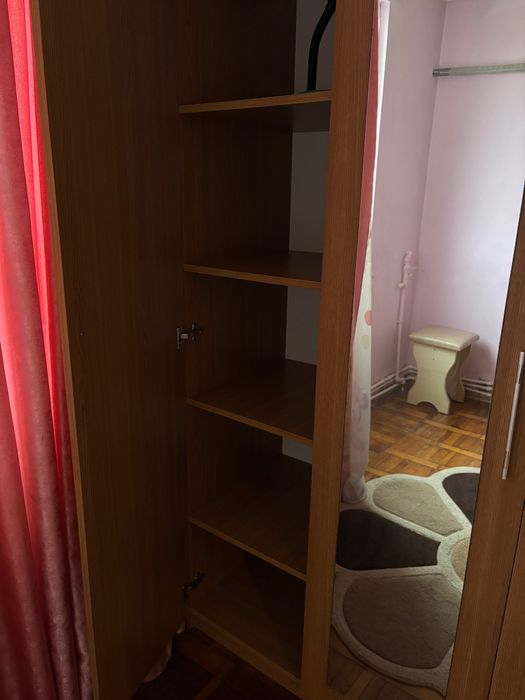 Dulap mare cu trei compartimente și oglindă