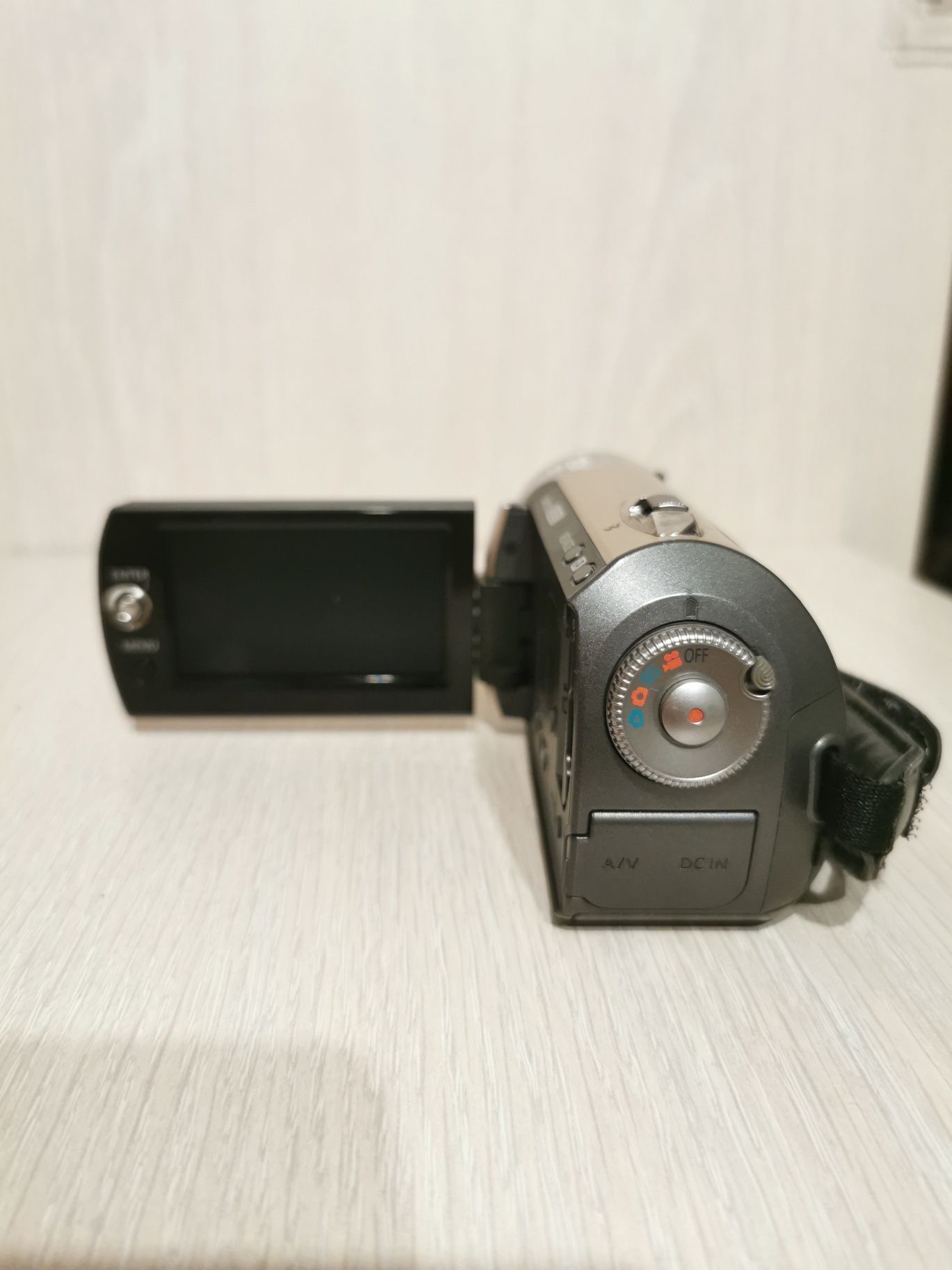 Vând camera video Panasonic SDR-S26